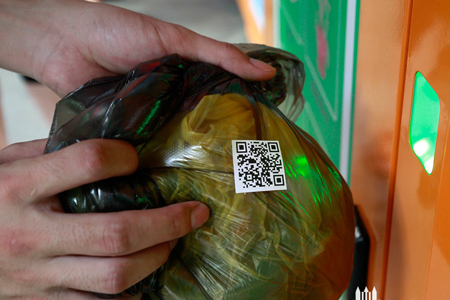 扫描垃圾袋上的二维码，翻开箱门，投放垃圾